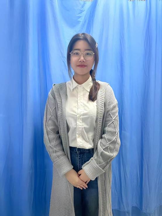 穿着蓝色衣服的女人站在窗帘前AI 生成的内容可能不正确。